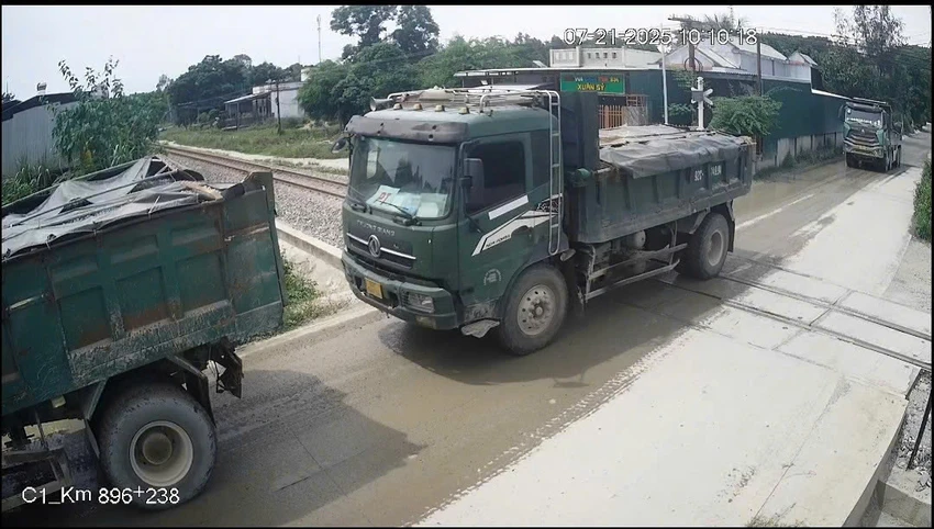 Xe tải dừng đỗ ngay tại vị trí cắt ngang đường sắt và đường bộ bị CSGT lập biên bản. Ảnh: CA