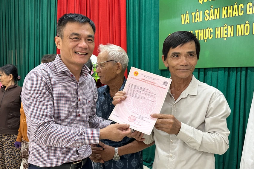 nguoi-dan-nhan-so-do-bat-ngo-vi-thu-tuc-qua-nhanh-6.JPG