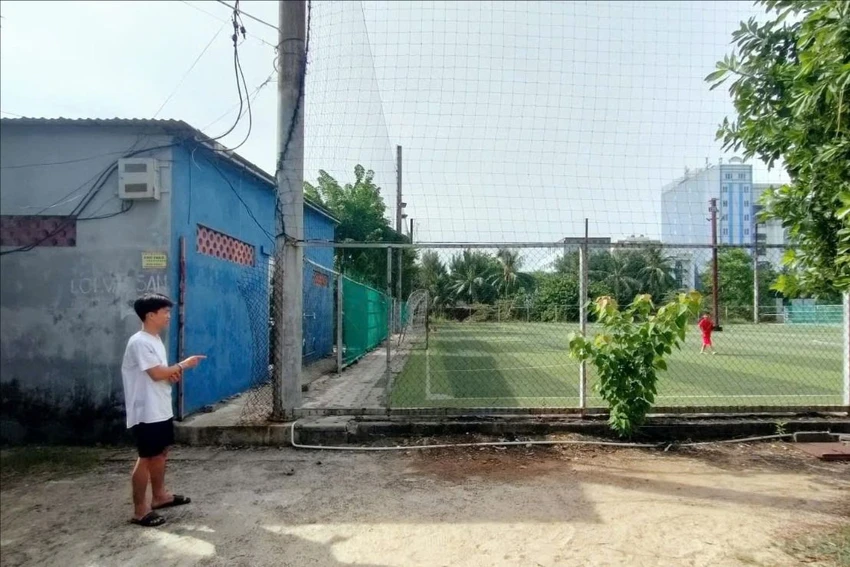 D đến các sân bóng đá trộm điện thoại