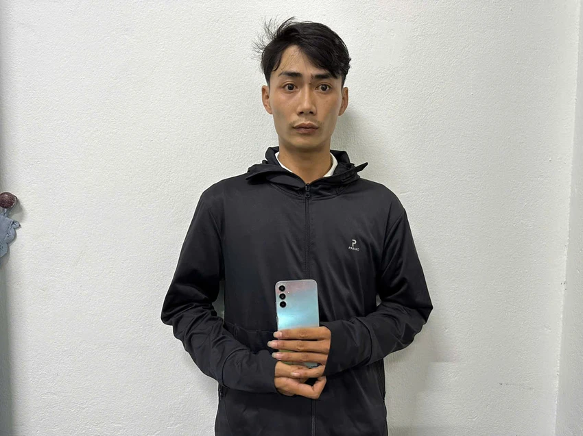 thanh-nien-dot-nhap-tiem-dien-thoai-trom-17-iphone-3.jpeg