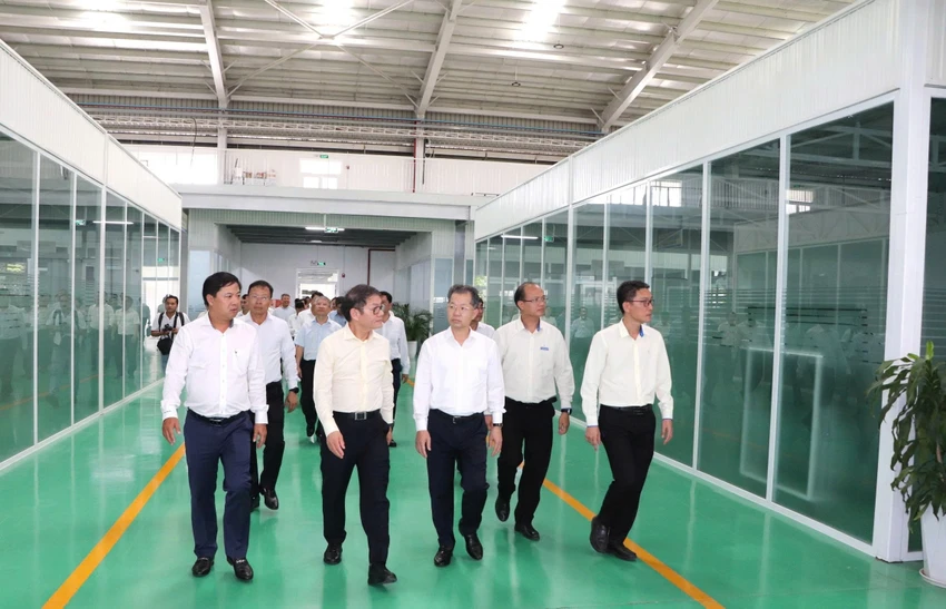Bí thư Đà Nẵng và lãnh đạo Thaco tham quan nhà máy. Ảnh: TN