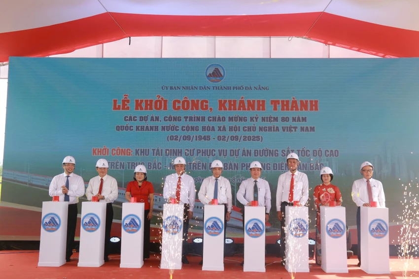 Lãnh đạo TP bấm nút khởi công khu tái định cư phục vụ dự án đường sắt tốc độ cao. Ảnh: TN