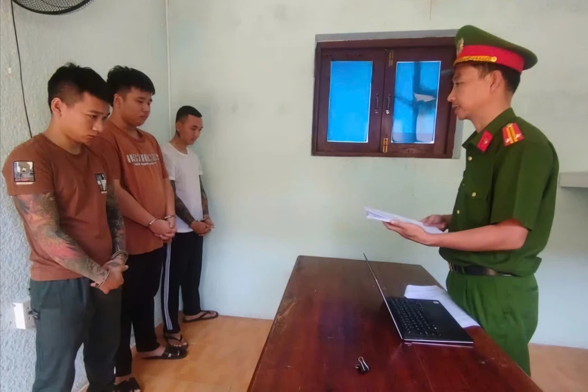 nhom-nguoi-bat-len-o-to-cho-di-ep-dua-27-trieu-dong-1.jpeg