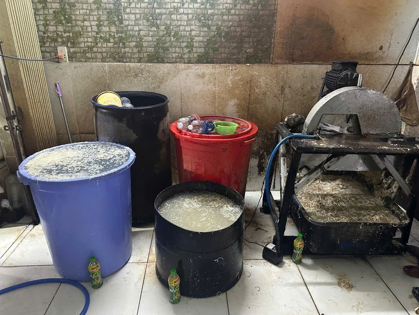 Cơ sở do bà M làm chủ sử dụng hoá chất tẩy trắng chế biến thực phẩm hoa chuối. Ảnh: CA
