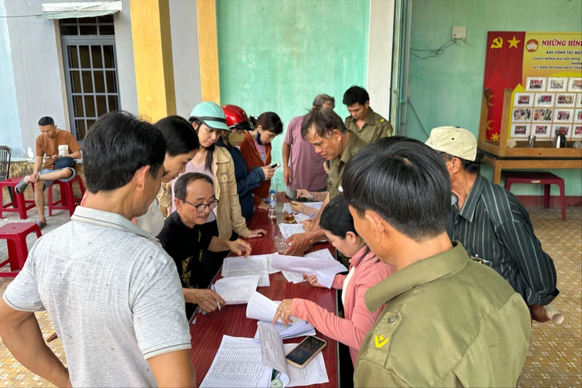 nguoi-dan-phan-khoi-nha-100-000-dong-qua-tet-doc-lap9.JPG