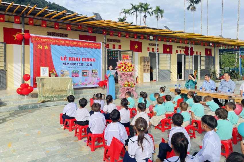co-giao-vung-cao-tai-hien-hin-anh-buoi-khai-giang-gay-sot10.png