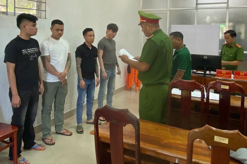 Mâu thuẫn khi mời bia, thanh niên rủ người mang kiếm Nhật, dao đến tấn công bạn nhậu