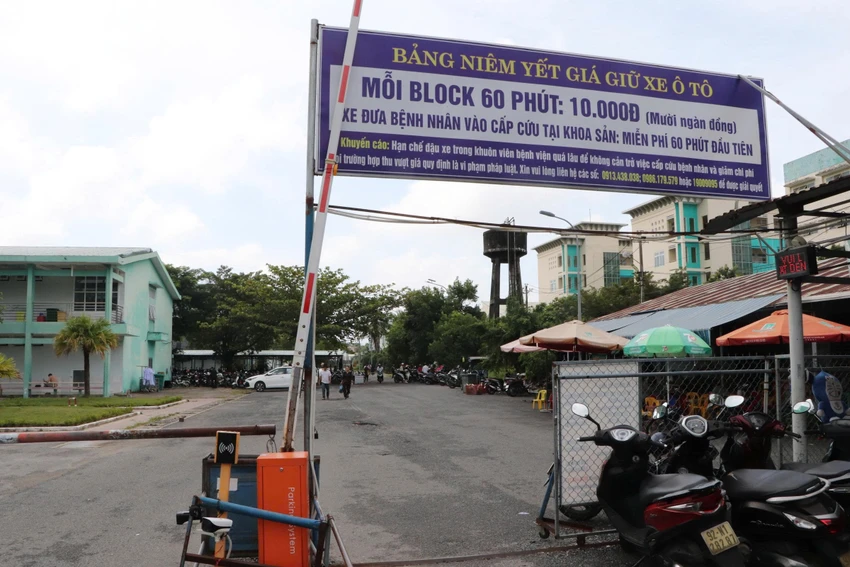 Tá hoả với giá giữ xe tại bệnh viện đa khoa Quảng Nam. Ảnh: TN