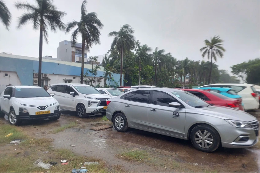 Người dân đưa ô tô đến bãi xe thông thoáng. Ảnh: TN