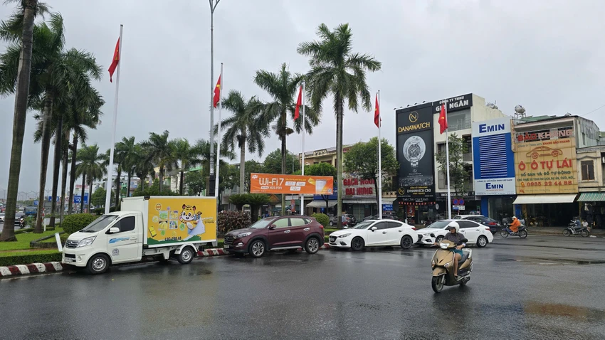 Ô tô, xe tải đỗ tạm tại khu vực vòng xuyến Mẹ Nhu. Ảnh: TN