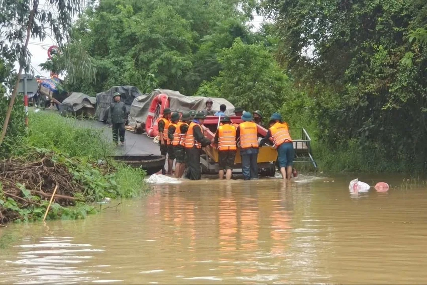 bo-doi-cang-minh-ung-cuu-nguoi-dan-vung-lu-2.jpeg
