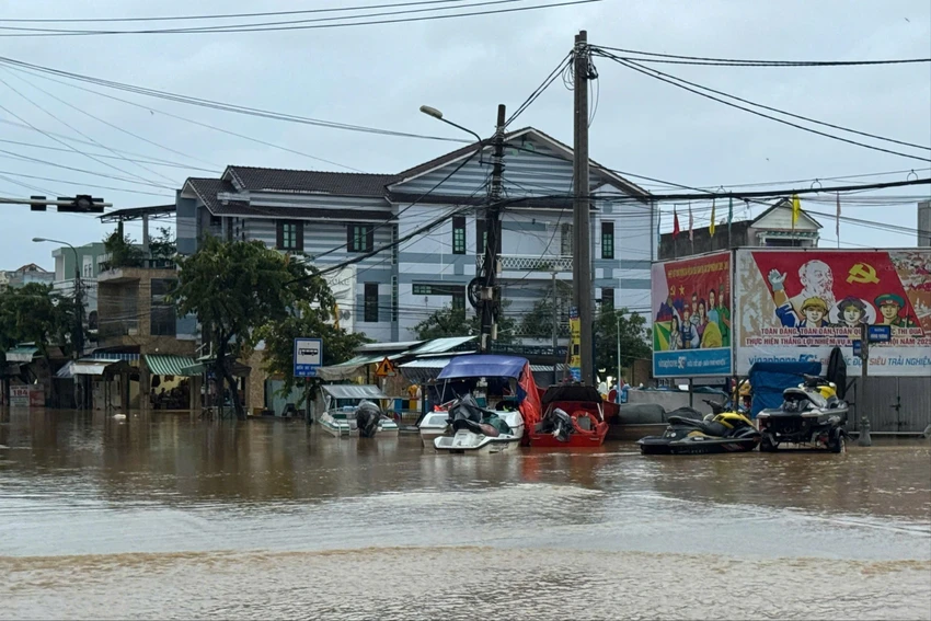 tp-da-nang-mua-lon-tro-lai-lu-tiep-tuc-dang-mat-dien-dien-rong-3.jpeg
