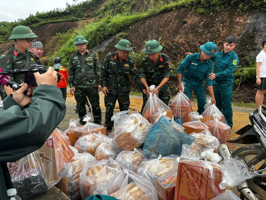 cong-luong-thuc-tiep-te-nguoi-dan-bi-co-lap-2.jpeg