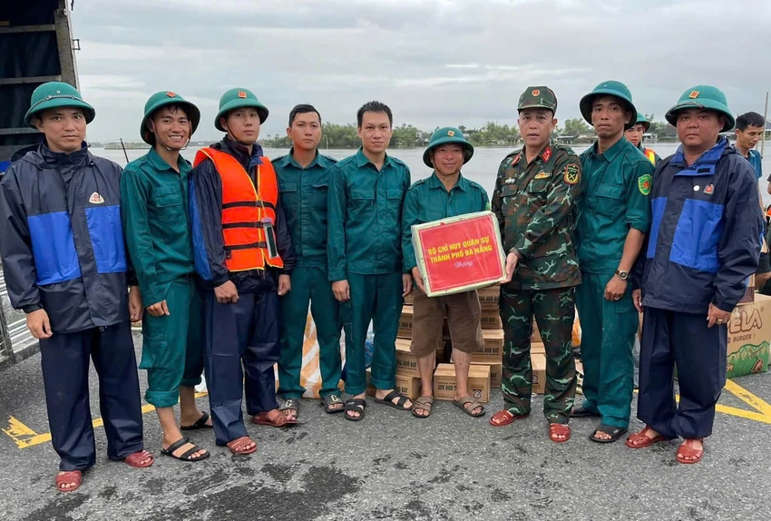 nuoc-rut-luc-luong-vu-trang-don-dep-bun-dat-ngay-trong-dem-24.jpeg