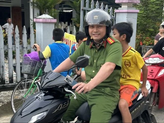 cong-an-cho-2-em-nho-de-xe-tai-vuc-nuoc-nguy-hiem-roi-mat-tich-1.jpg