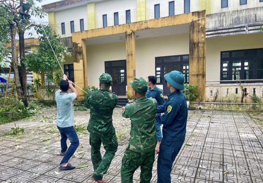 bien-phong-giup-dan-gat-lua-chay-bao-so-13-22.jpeg