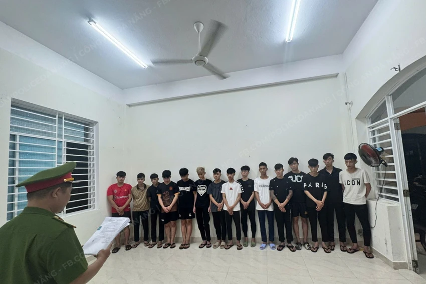 nhom-quai-xe-mang-hung-khi-ruot-duoi-nguoi-di-duong-2.jpg