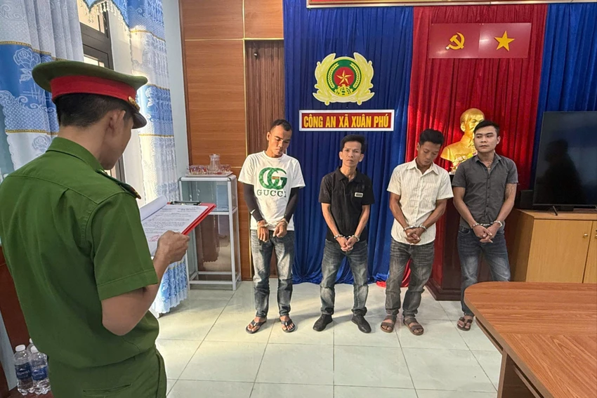 di-doi-no-tan-cong-chu-nha-mang-theo-sung-1.jpeg