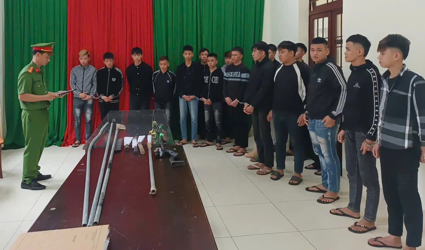20-thanh-thieu-nien-mang-theo-hung-khi-dao-tren-duong-tim-nguoi-de-danh-bi-cong-an-khoi-to-1.jpeg
