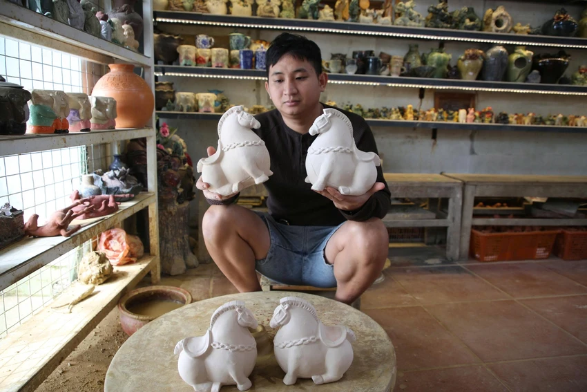 nghe-nhan-lang-gom-duc-linh-vat-ngua-38.jpeg