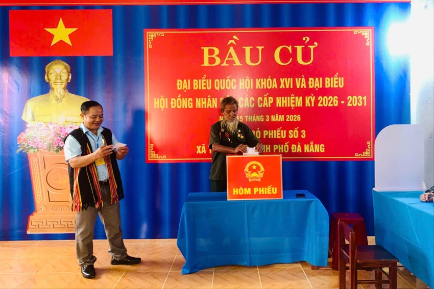 xe-buyt-dua-don-cu-tri-di-bau-cu-4.jpeg