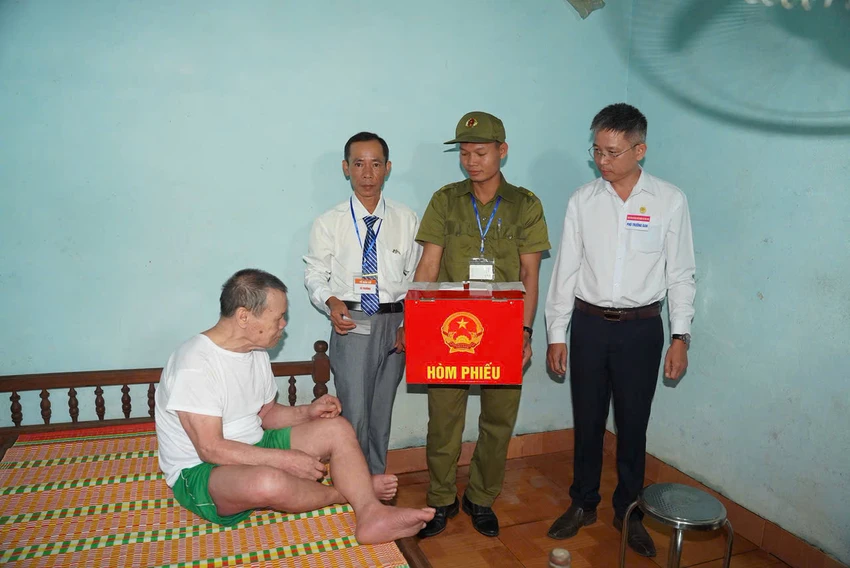 xe-buyt-dua-don-cu-tri-di-bau-cu-8.jpeg