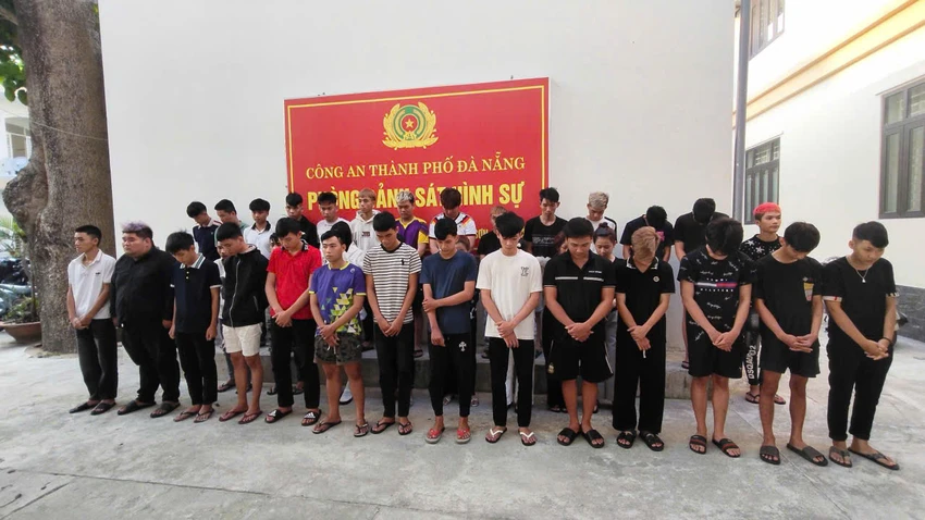 cong-an-khoi-to-nhom-nguoi-1.jpeg