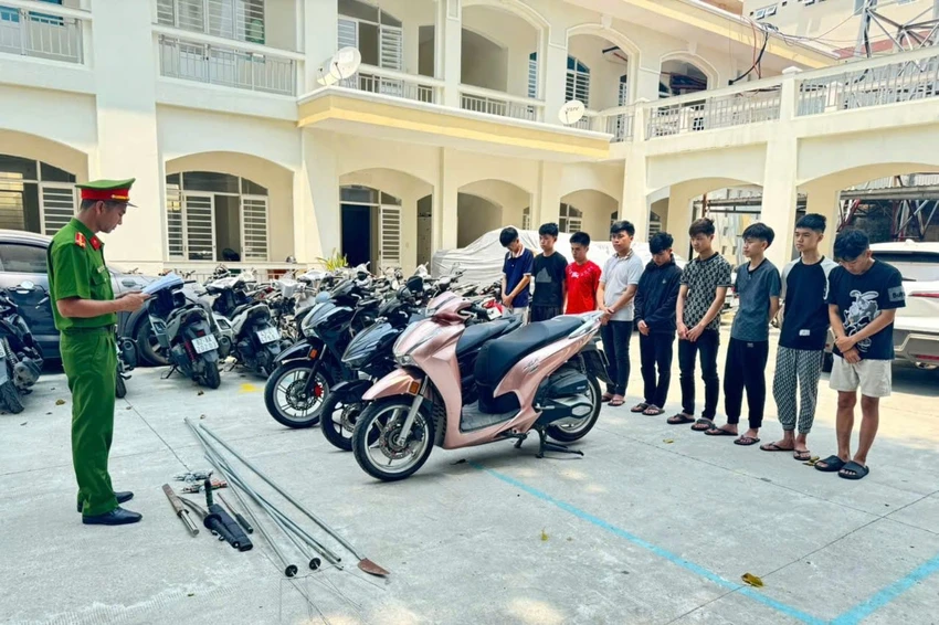 thanh-thieu-nien-dai-nao-duong-pho-da-nang-1.jpeg