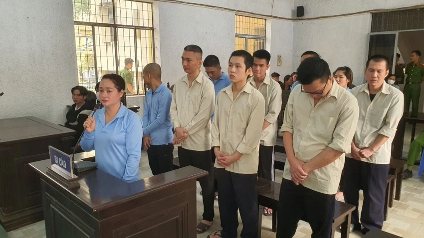 mua bán thiếu nữ phục vụ quán karaoke