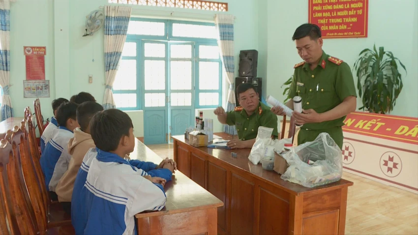 học sinh tự chế tạo pháo- 1