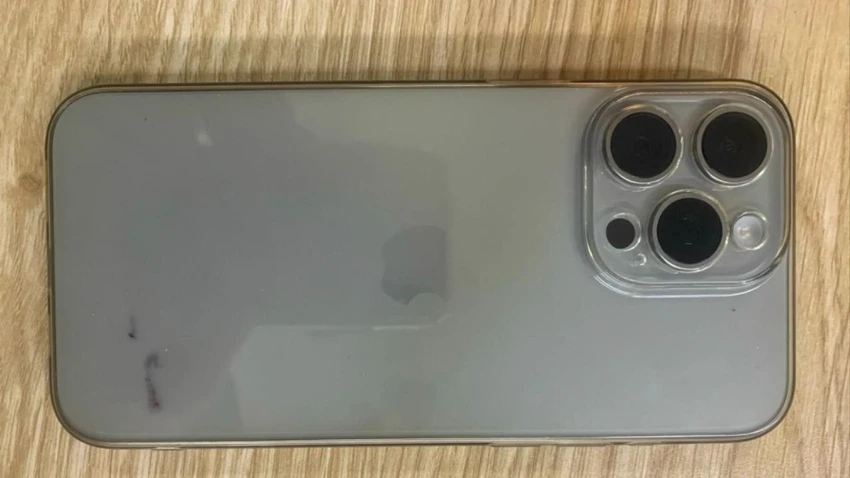 Đang đi đường, 1 phụ nữ bị cướp giật iPhone 15 Pro Max
