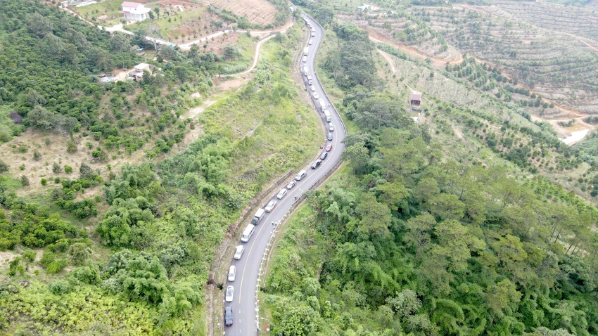 lật xe khách 15.jpg