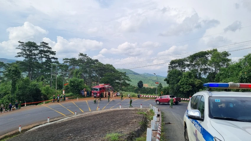 lật xe khách 3.jpg