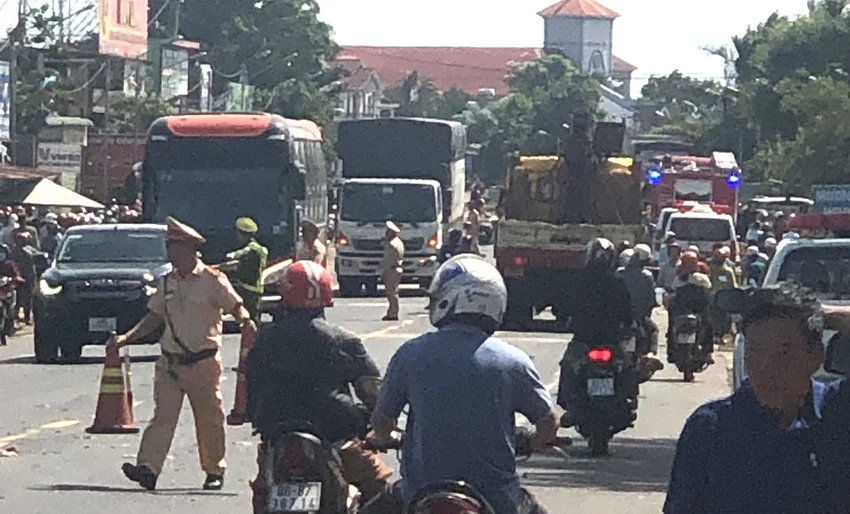 lao vào nhà dân 4.jpg