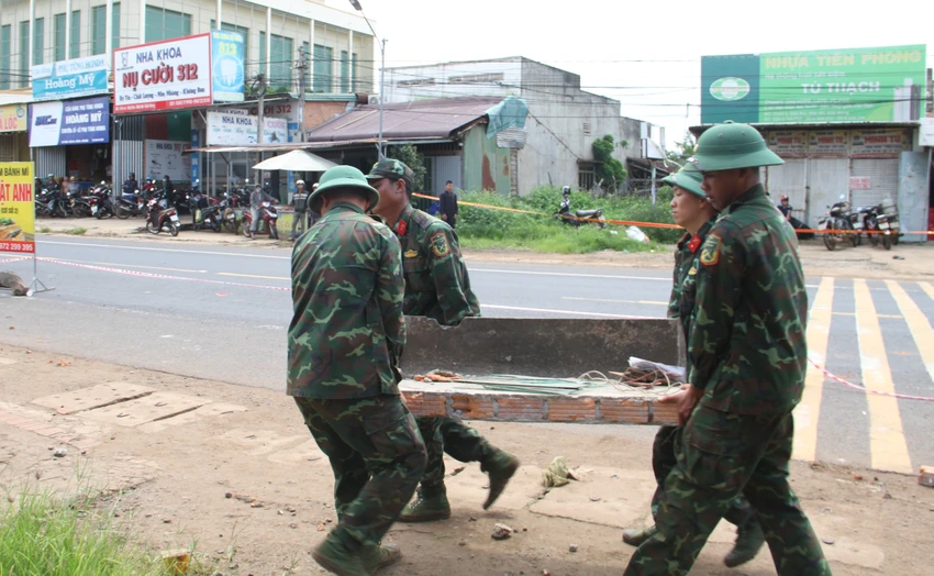 LAO VÀO NHÀ DÂN 5 (2).JPG