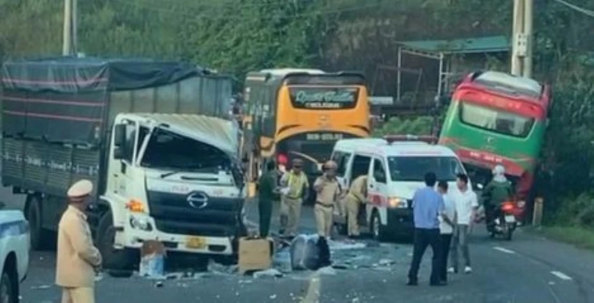 xe khách va chạm xe tải.jpg
