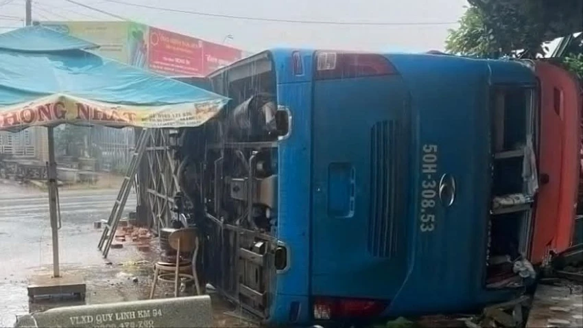 lật xe khách.jpg