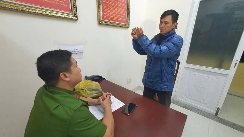 vứt xác trên xe lôi.jpg