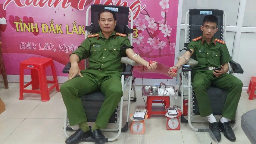 hai chiến sĩ.jpg