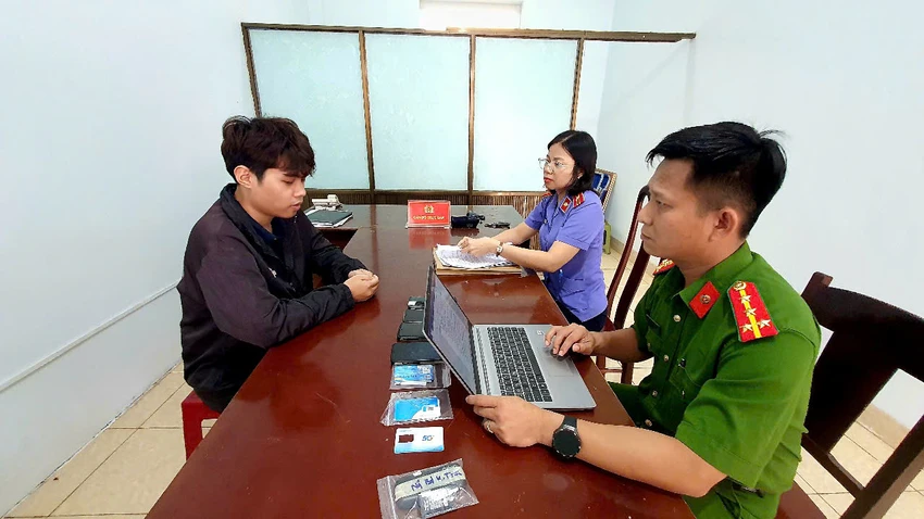 nam sinh viên.jpg