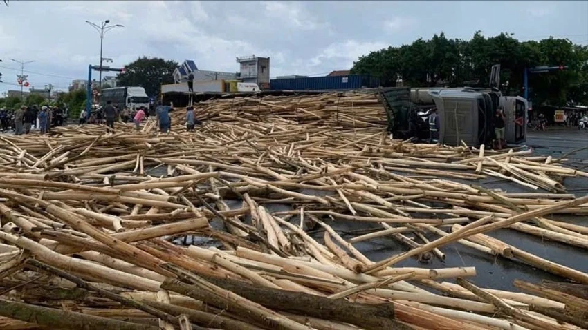 Lật xe chở gỗ đè trúng thiếu niên 14 tuổi đang đi bộ