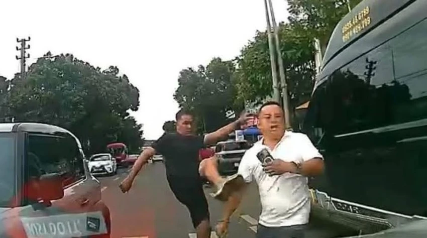 đá gãy xương sườn.jpg