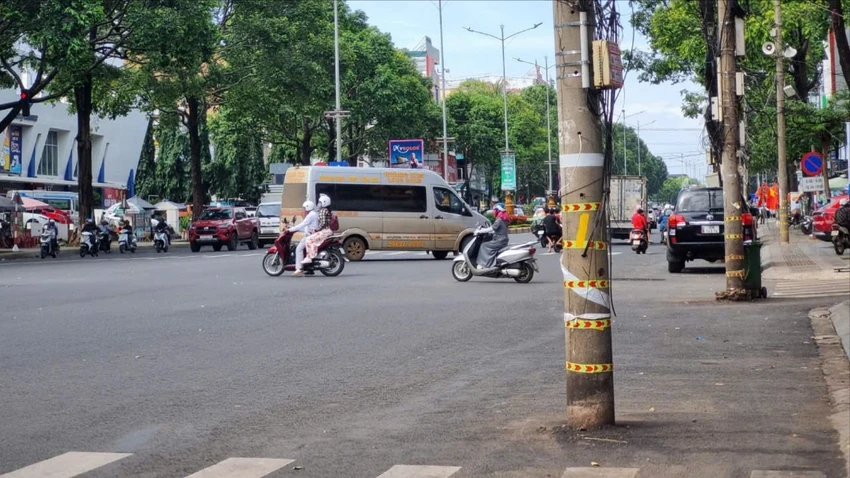 trụ điện nằm dưới lòng đường 2.jpg