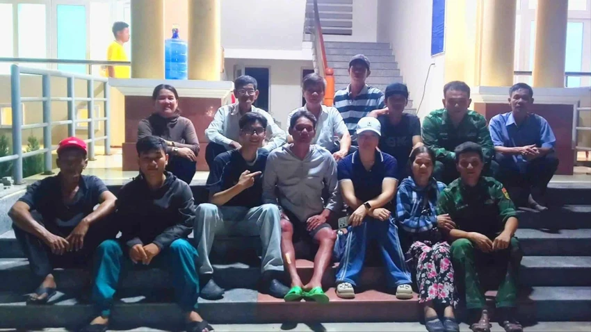 24 giờ lênh đênh trên biển.jpg