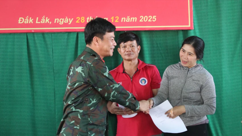 bàn giao 1.JPG