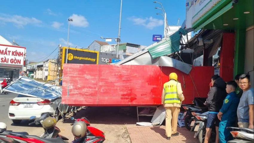 sập biển quảng cáo.jpg