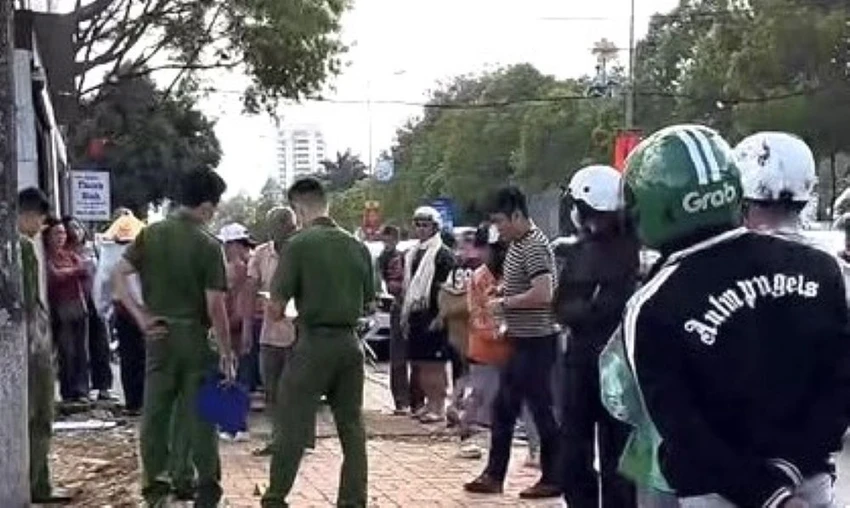 Công an xuất hiện tại khu vực phát hiện thi thể trẻ sơ sinh. Ảnh:T.A bé sơ sinh.jpg