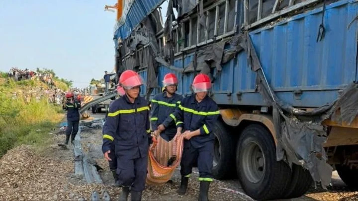 Lực lượng chức năng đưa thi thể các nạn nhân ra ngoài. Ảnh: M.N container 1.jpg