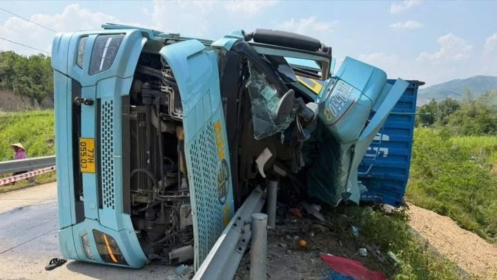 Xe container lật nghiêng tại hiện trường. Ảnh: M.N container.jpg