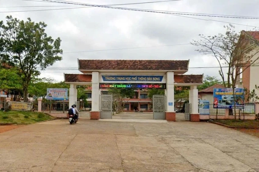 nữ giáo viên.jpg